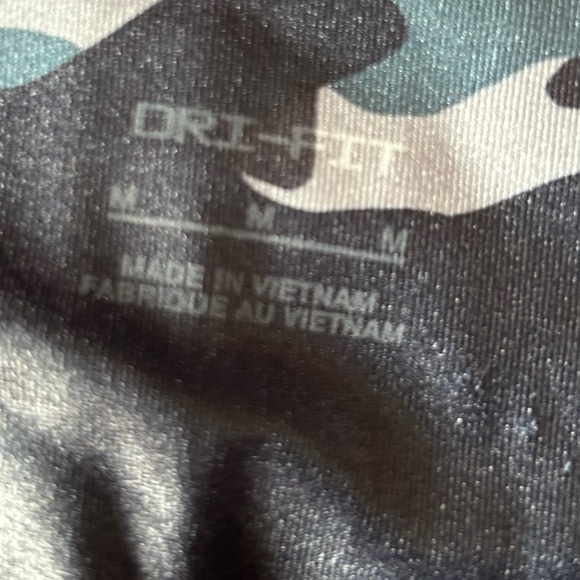 This is a Pair of Nike Camouflage Dri Fit Leggings - Picture 4 of 8